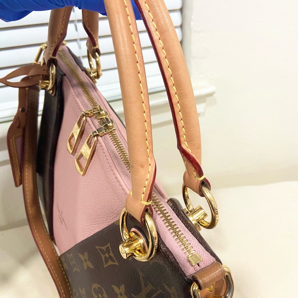 Louis Vuitton V tote BB crossbody Bag - Picture 9 of 13